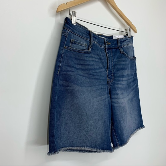 Nine West Mid Rise Bermuda Medium Wash Jean Shorts With Raw Fringe Hem New Nwt - Picture 3 of 16